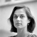 Valérie Stroh als Rella