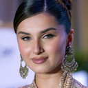 Tara Sutaria als Rebecca