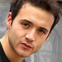 Michael Flores als Dinky Earnshaw