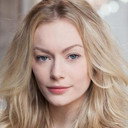 Gabby Antrobus als Debutante