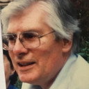 Bill Davies als English narrator