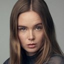 Matilda Källström als Emelie