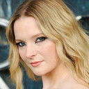 Morfydd Clark als Kate Dickens