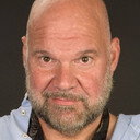 Jörg Moukaddam als Muskelbepackter Glatzkopf