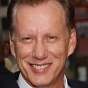 James Woods als Father McFeely