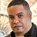 Dante Santiago als Vocal