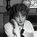 Suzanne Delvé als Louise, la mère