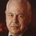 Edvin Tiemroth als Theater Director