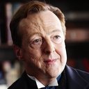 Edward Hibbert als British Gentleman