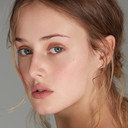 Anna van Patten als Deanna Knox