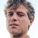 Johnny Flynn als Dolf Vega