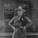 Walter James als Police Marshal James Henry