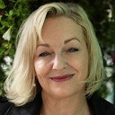 Christine Tremarco als Deborah
