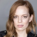 Grace Hinson als Sandy (Dog Gone Waitress)