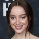 Phoebe Dynevor als Clarice Cliff