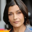 Amita Dhiri als Helen Lucas