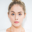 Elke Shari Van Den Broeck als Front desk assistant