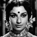 Sharmila Tagore als Dev's grandmother