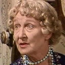 Gilly Flower als Miss Tibbs
