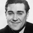 Peter Butterworth als Stage Manager