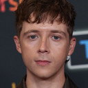 Gerran Howell als Student Doctor Dennis Whitaker