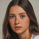 Keeley Karsten als Leah