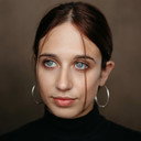 Harriet Cains als Theresa Keane