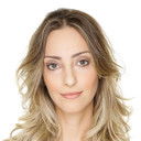 Carolina Cardinale als News Anchor Deborah Ritler