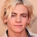 Ross Lynch als Brady