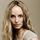 Lara-Joy Körner als Ann-Kathrin Passow
