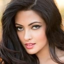 Riya Sen als Sheena