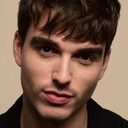 Corey Mylchreest als Matheo Lewis