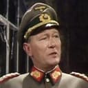 Hilary Minster als 1st Passport Control Officer