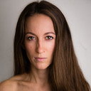 Amanda McGregor als Female Hunter