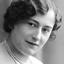 Gertrud Arnold als Queen Ute