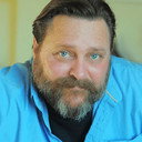 Bodie Newcomb als Officer at Hush-Hush Office