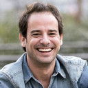 Luis Hacha als Security Guard / Santiago