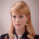 Alyssa McClelland als Flight Attendant
