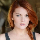 Elyse Dufour als Access Hollywood Reporter