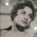 Renee Renor als Cuban Singer