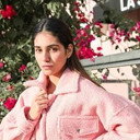 Radhika Seth als Nia