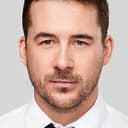 Barry Sloane als Chris Fischer
