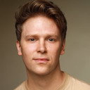 Joshua Tonks als News Anchor #1
