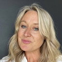 Caroline Sousek als Lily