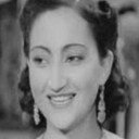 Raesa Afifi als مغنية