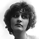 Adeline Hayden Coffin als Nanny Dyson