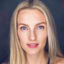Sarah Biehler als Bartender