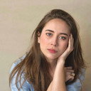 Mia Russell als Journalist