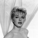 Merry Anders als Betty Collins