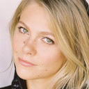 Lily Cowles als Sarah